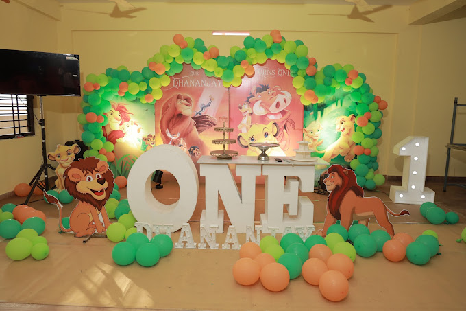 Custom balloon sculpture